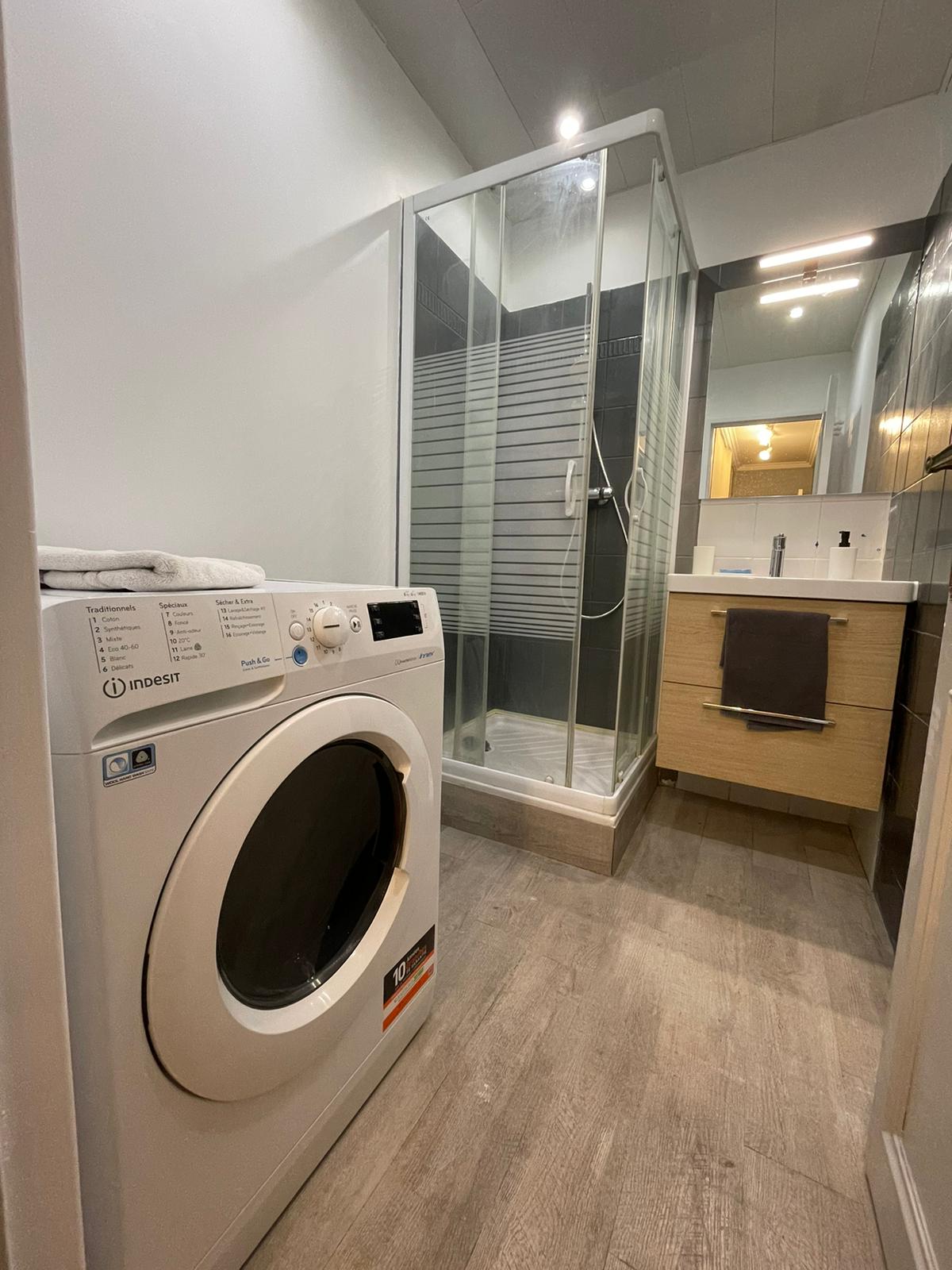 Salle de bain avec lave-linge